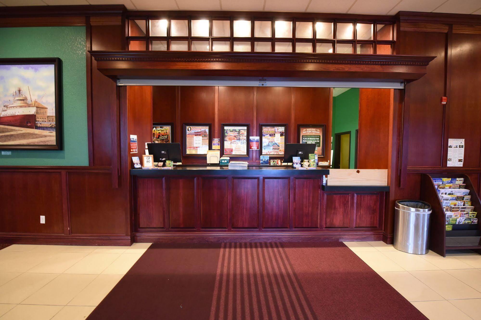 Mackinaw Beach And Bay Inn & Suites Макіно-Сіті Екстер'єр фото